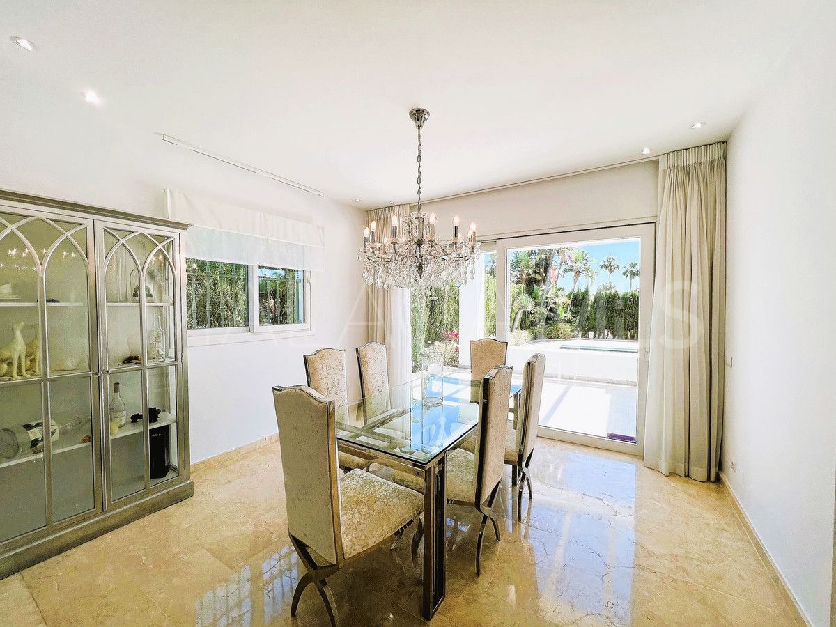 Villa for sale in Nueva Andalucia