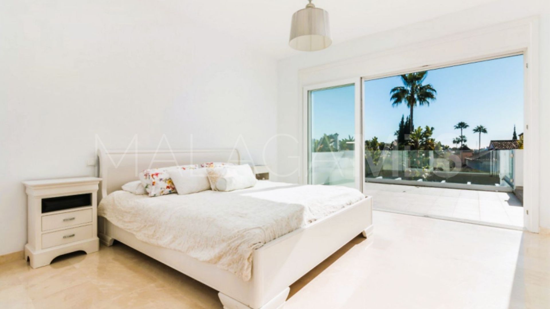 Villa for sale in Nueva Andalucia
