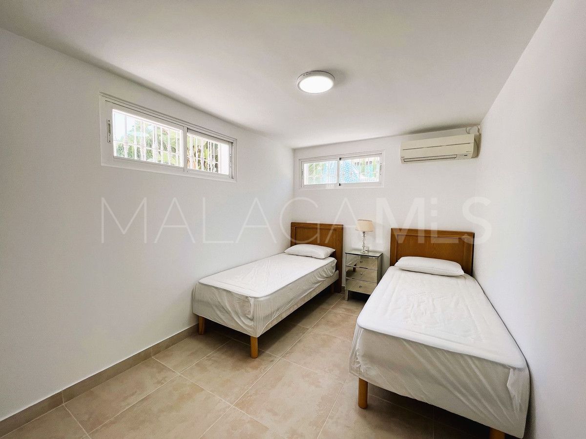 Villa for sale in Nueva Andalucia
