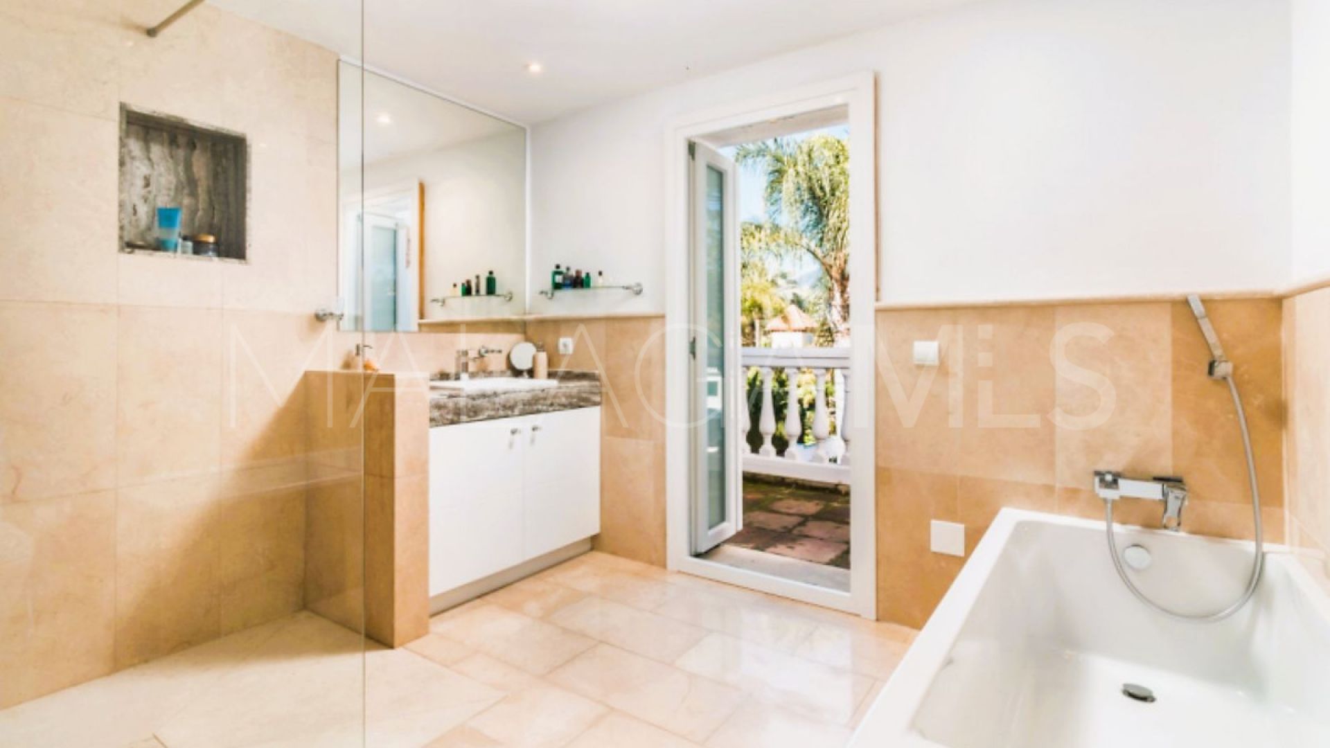 Villa for sale in Nueva Andalucia