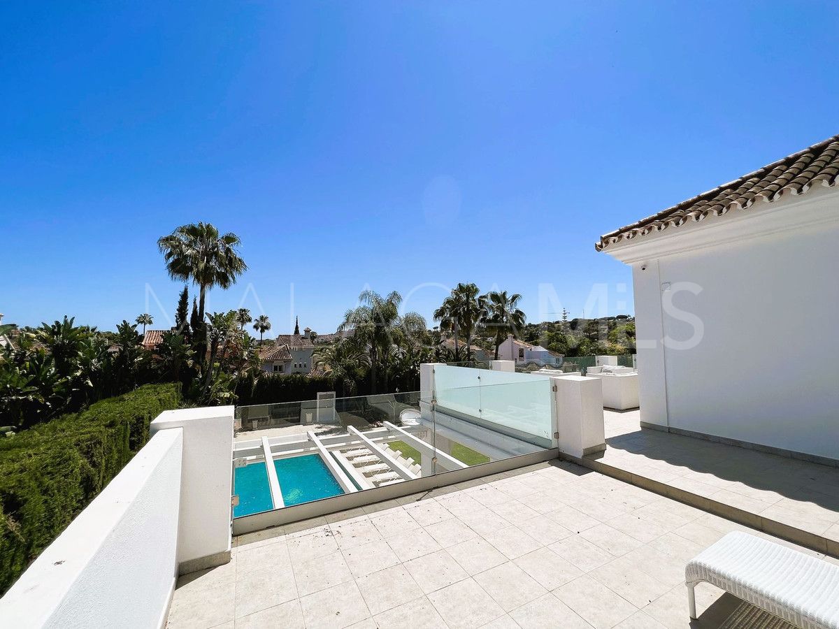 Villa for sale in Nueva Andalucia