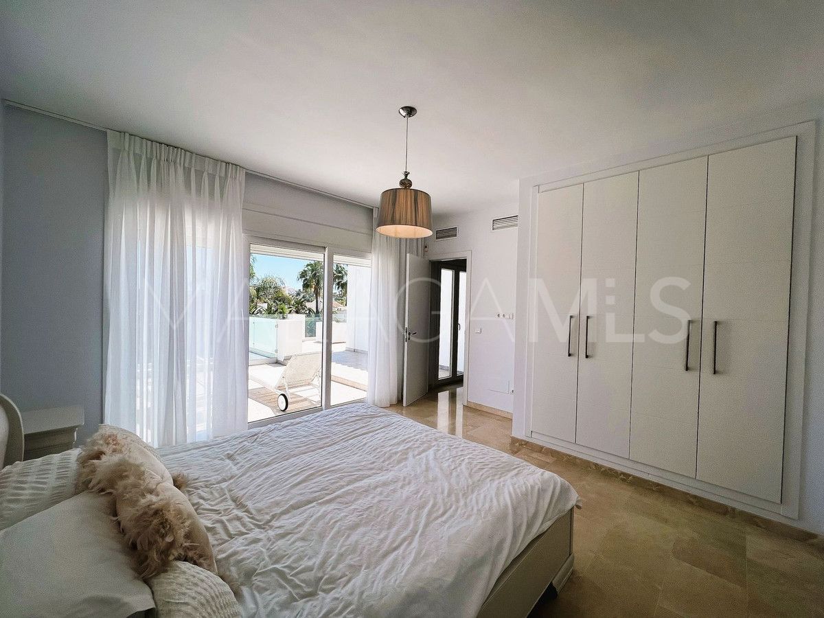 Villa for sale in Nueva Andalucia