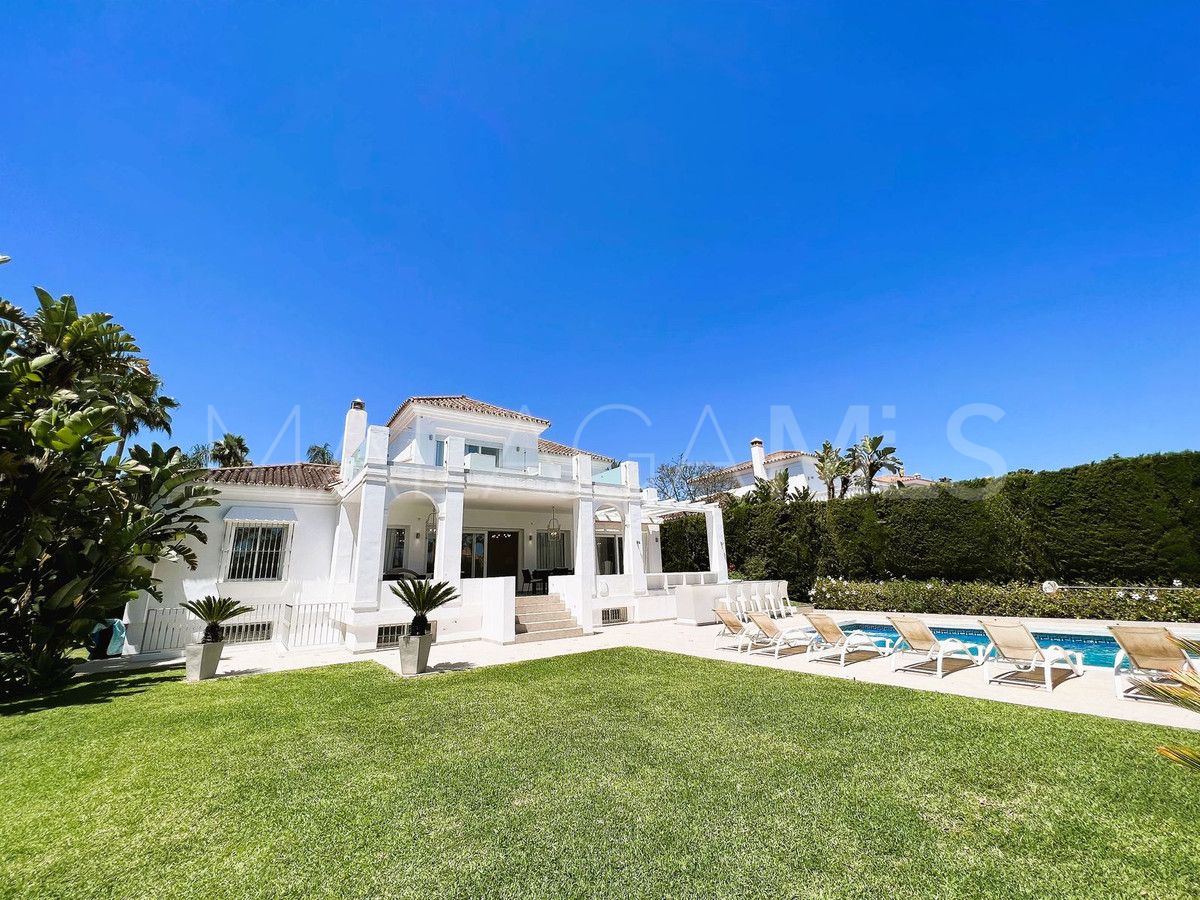 Villa for sale in Nueva Andalucia