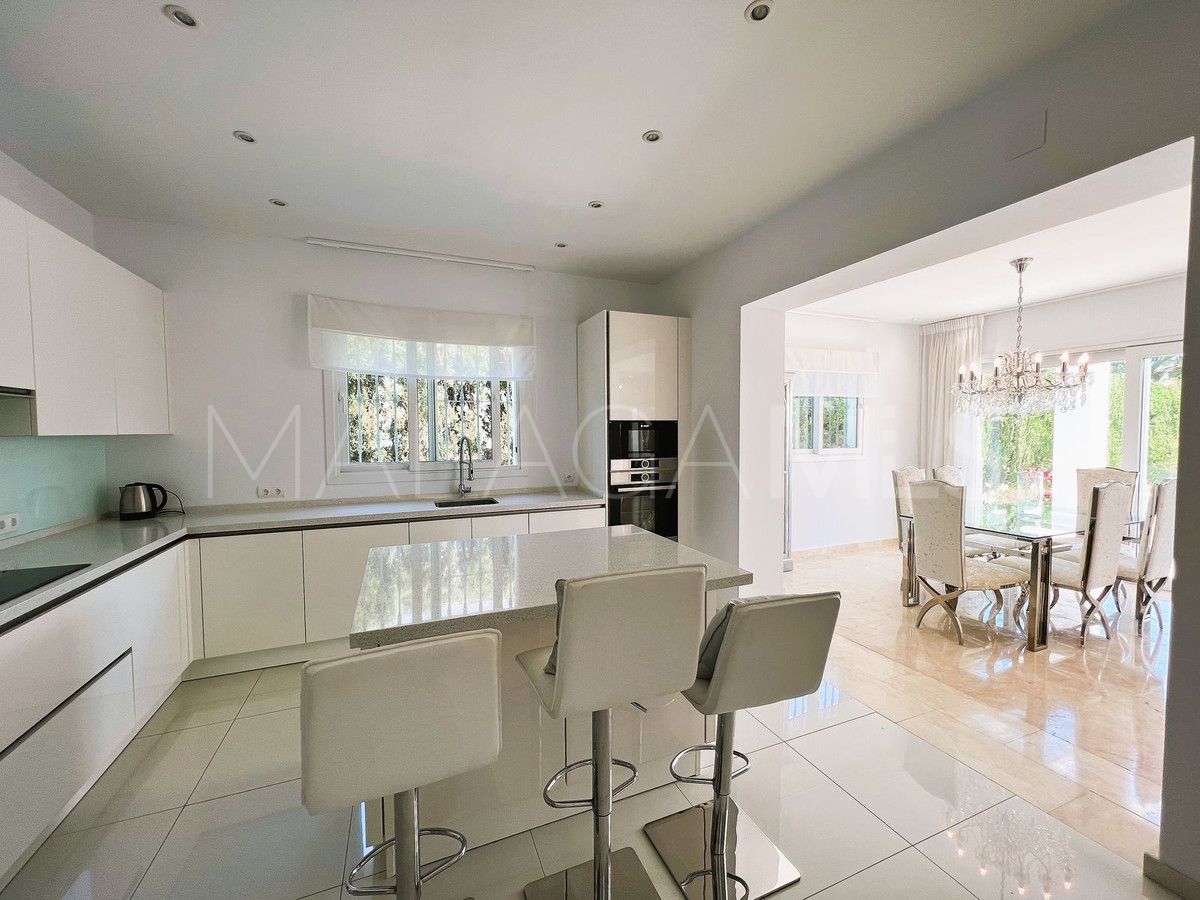 Villa for sale in Nueva Andalucia