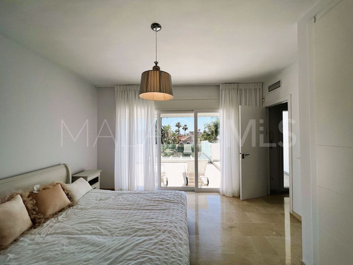 Villa for sale in Nueva Andalucia