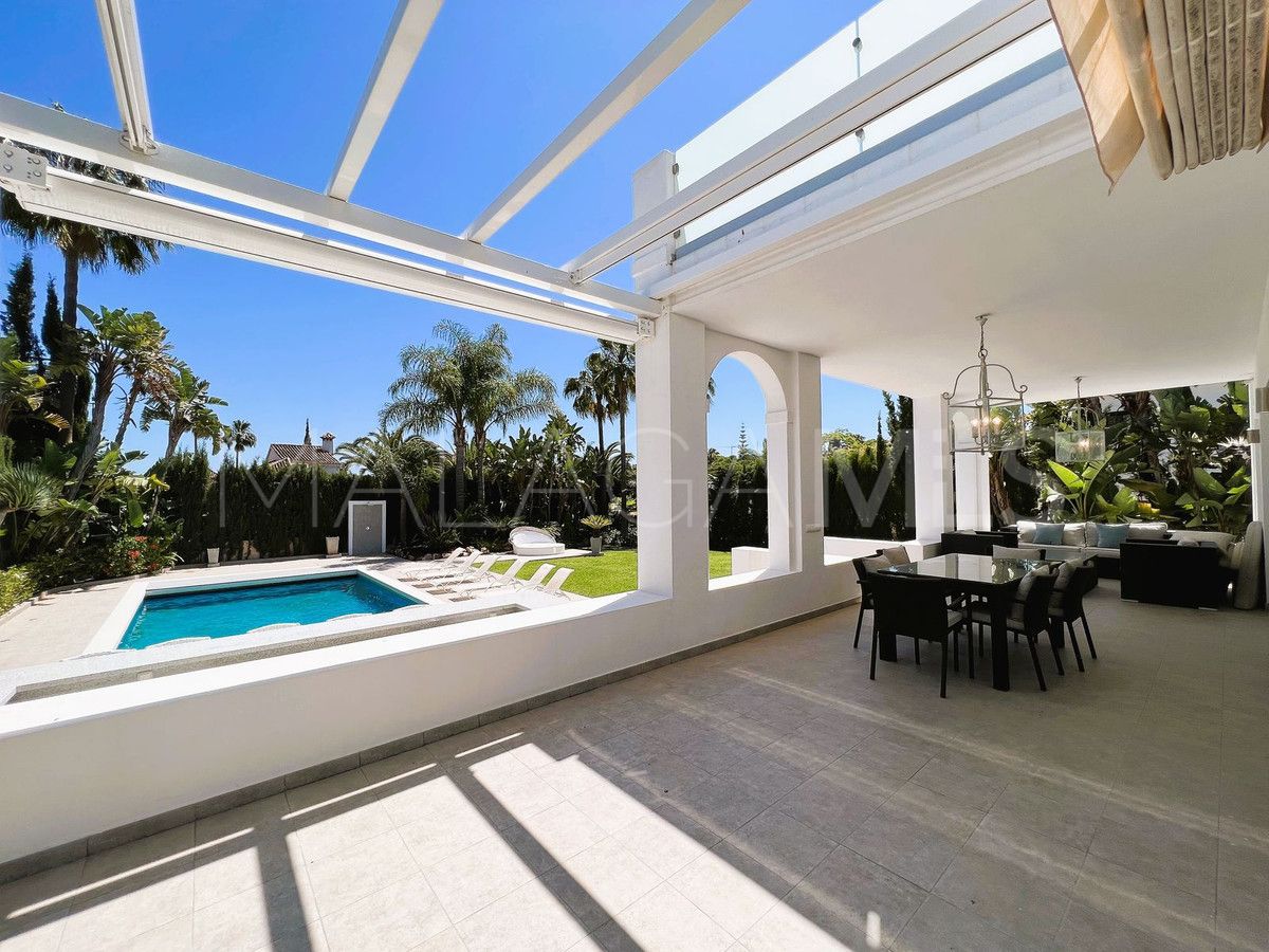 Villa for sale in Nueva Andalucia