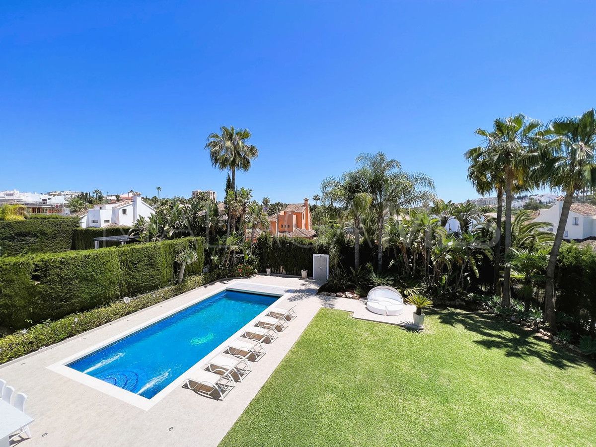 Villa for sale in Nueva Andalucia