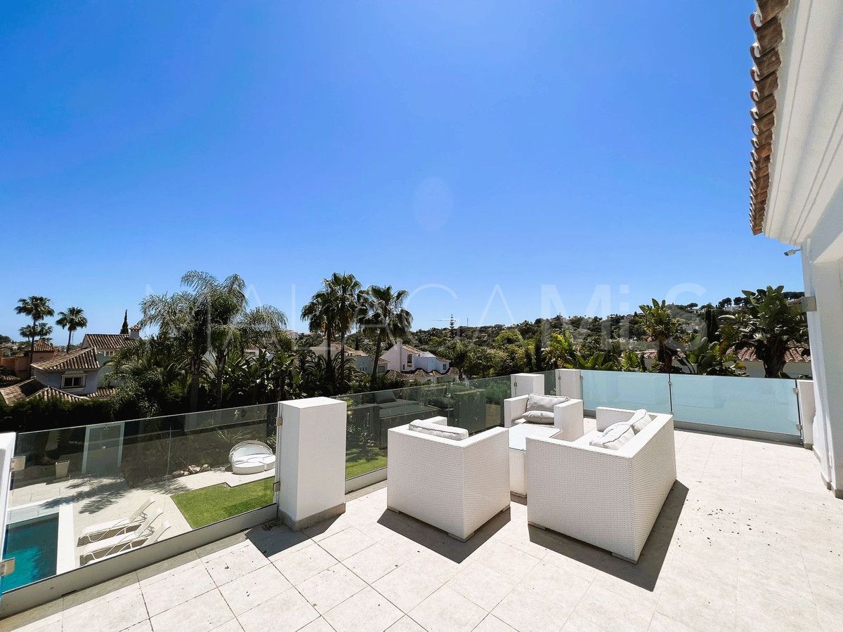 Villa for sale in Nueva Andalucia