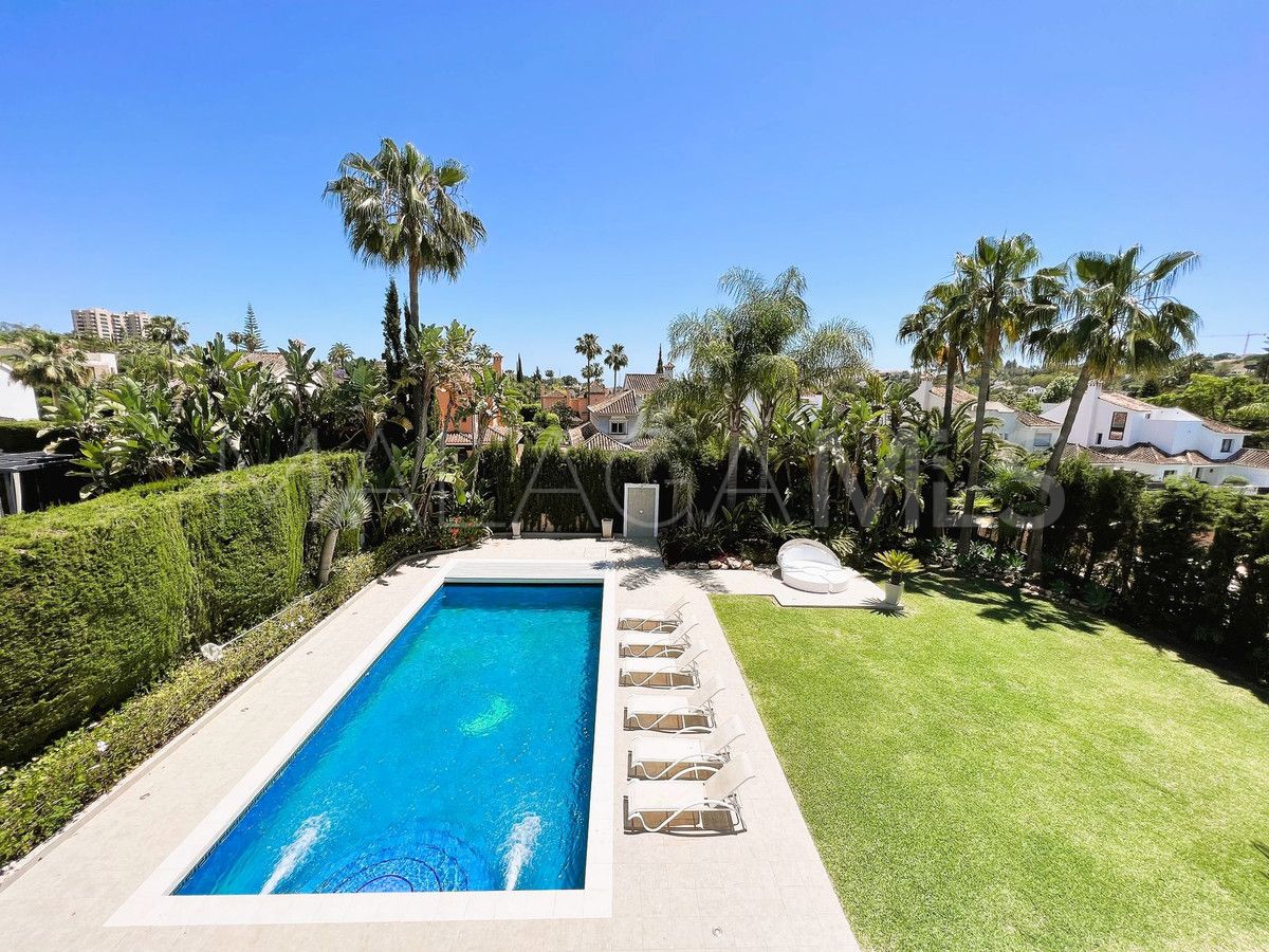 Villa for sale in Nueva Andalucia