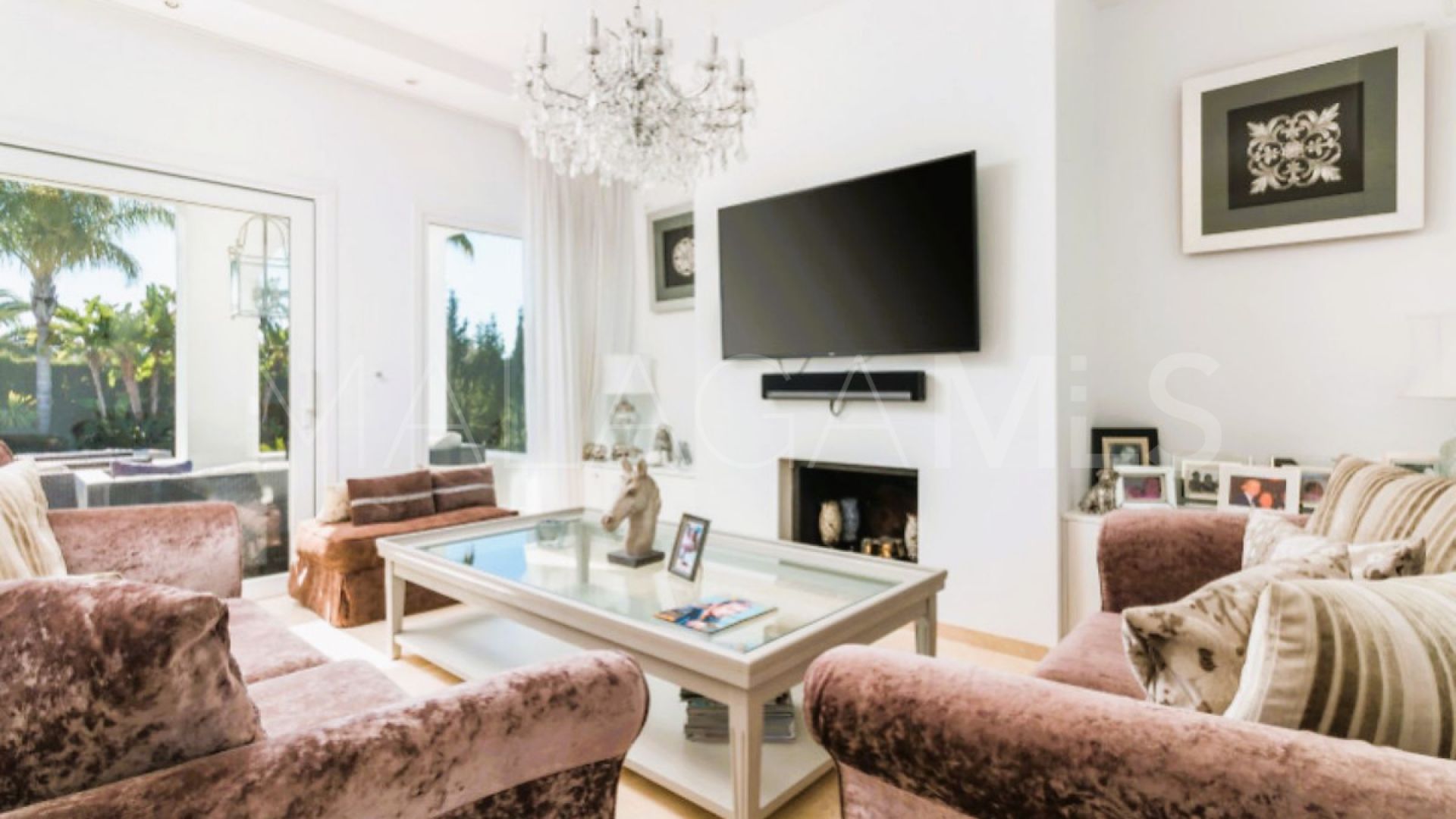 Villa for sale in Nueva Andalucia