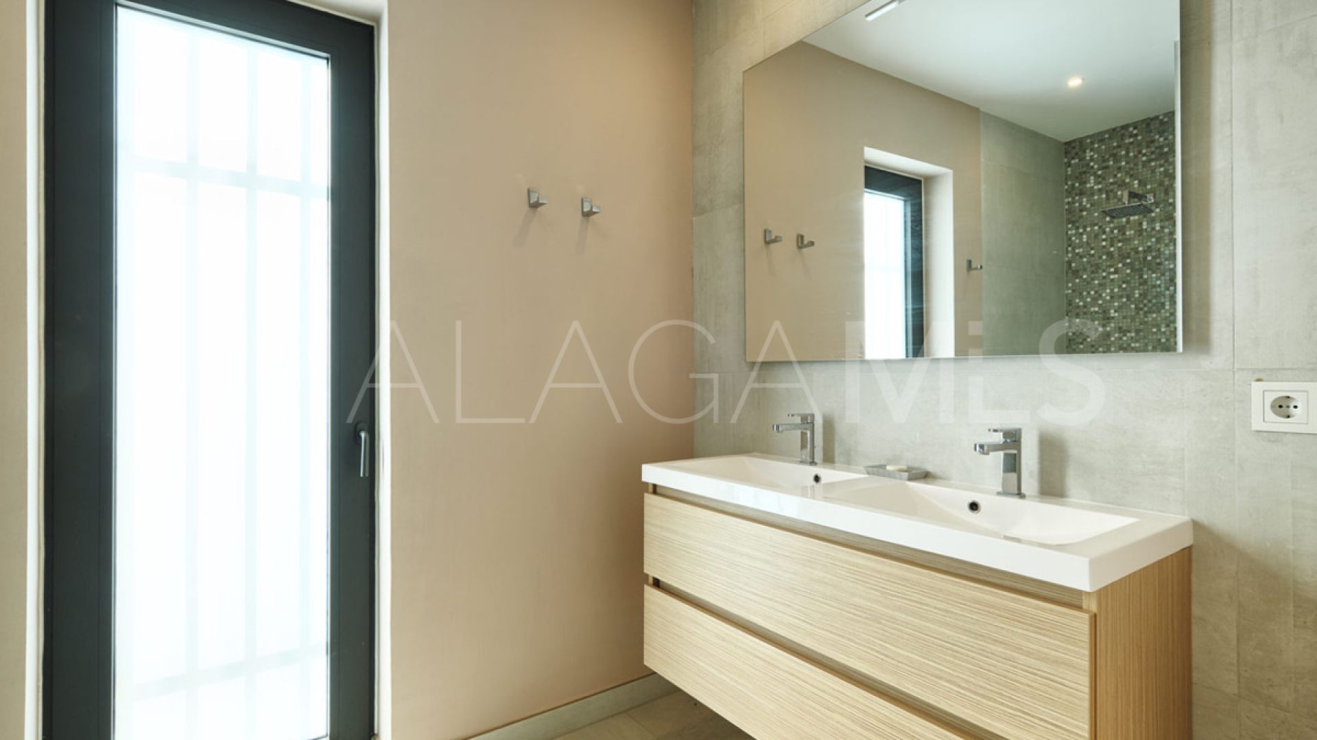 Villa for sale in Benahavis