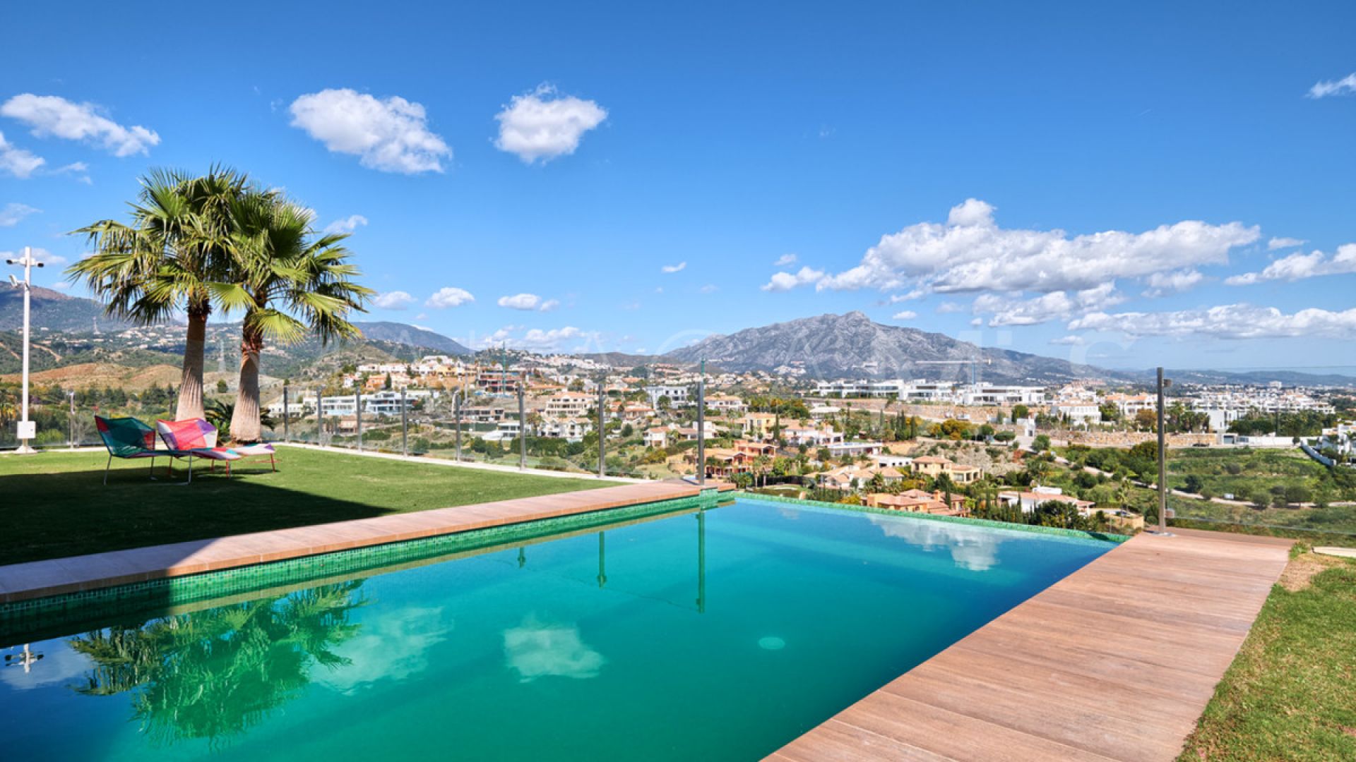 Villa for sale in Benahavis
