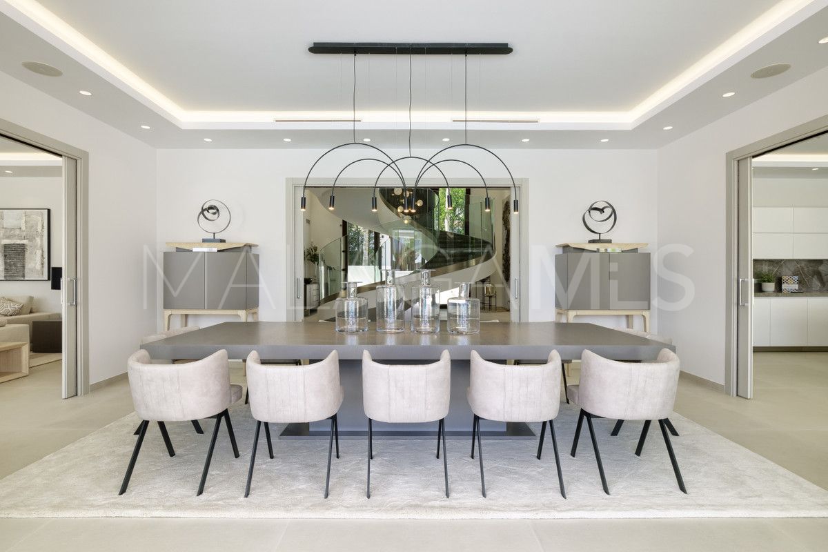 9 bedrooms villa in Nueva Andalucia for sale