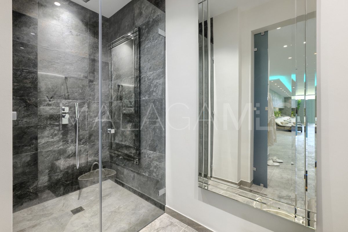 9 bedrooms villa in Nueva Andalucia for sale