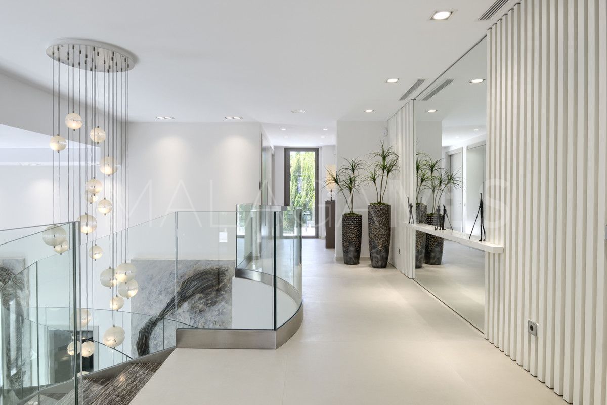 9 bedrooms villa in Nueva Andalucia for sale