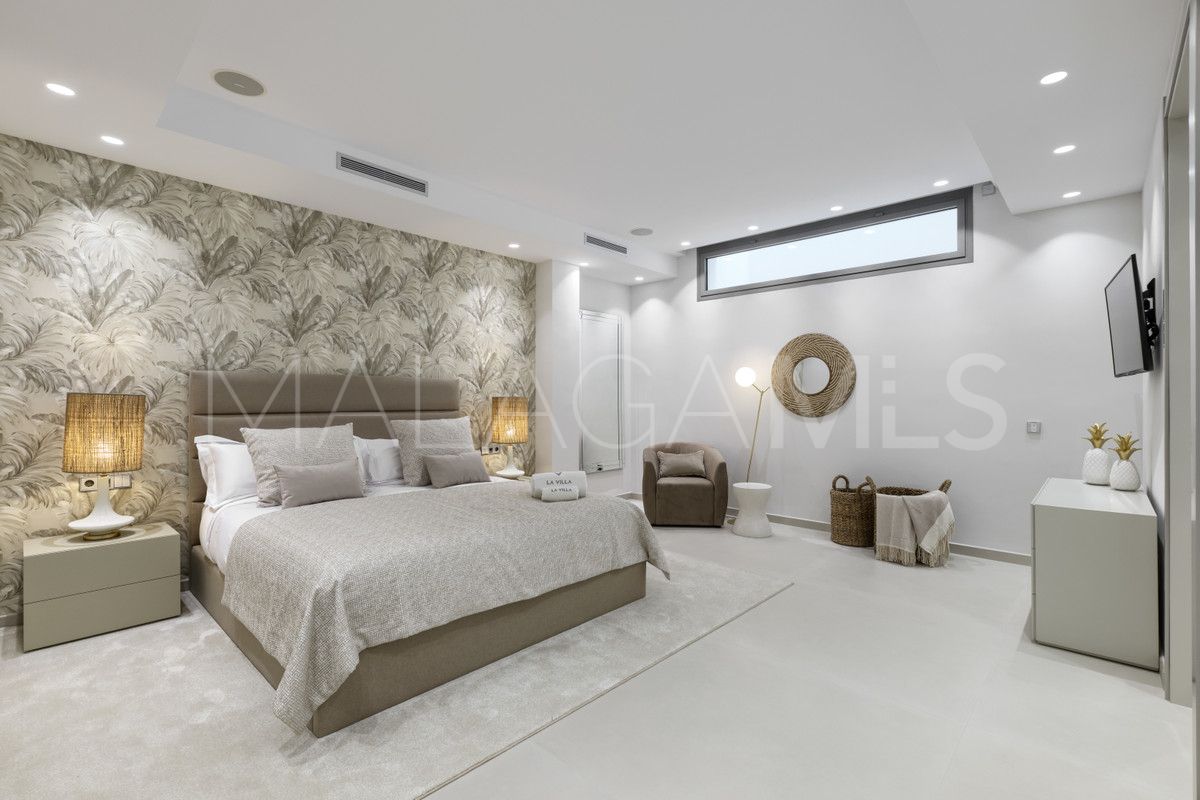 9 bedrooms villa in Nueva Andalucia for sale