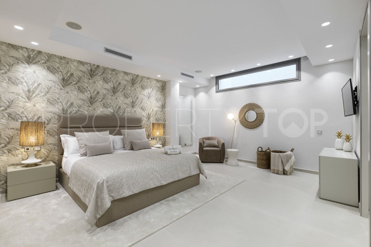 9 bedrooms villa in Nueva Andalucia for sale