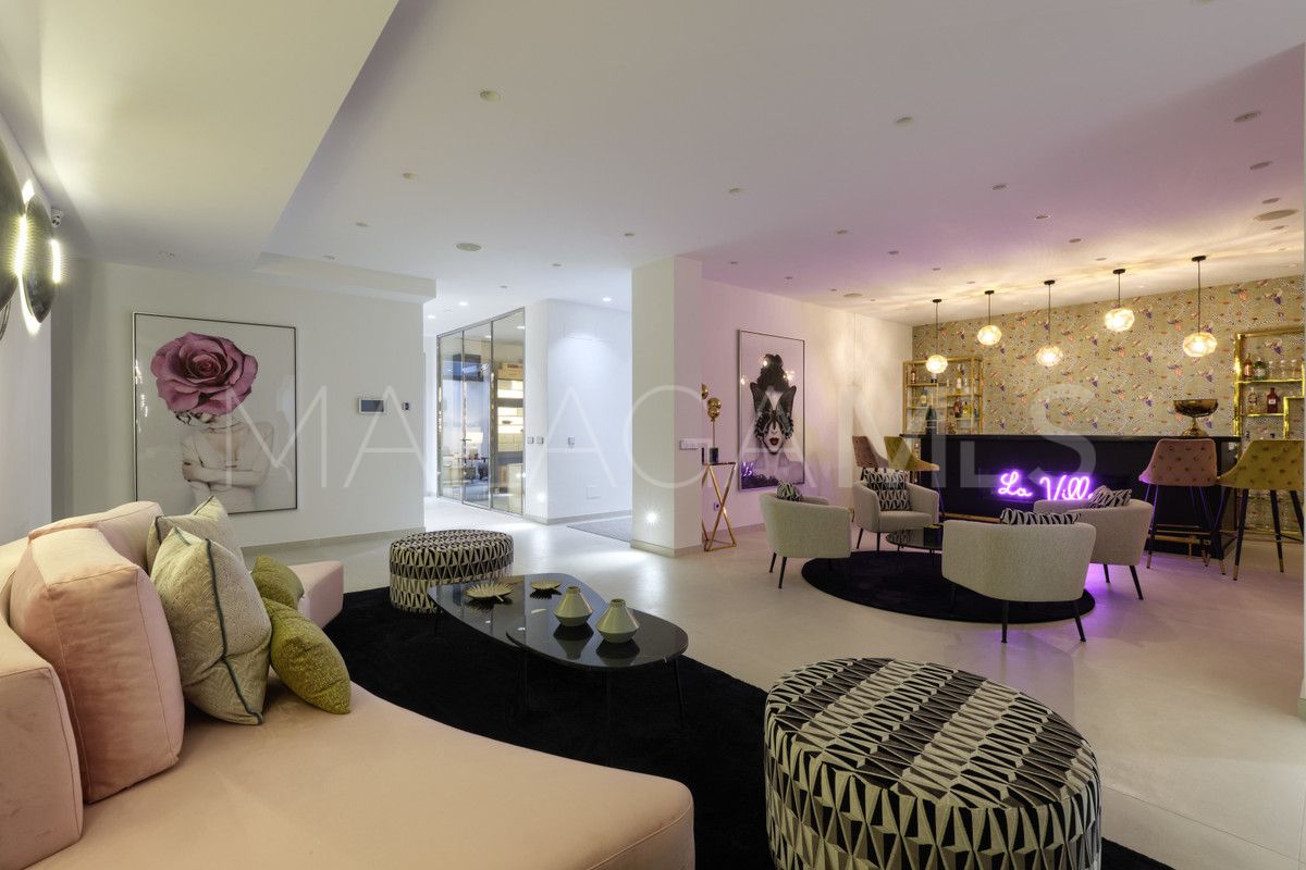 9 bedrooms villa in Nueva Andalucia for sale