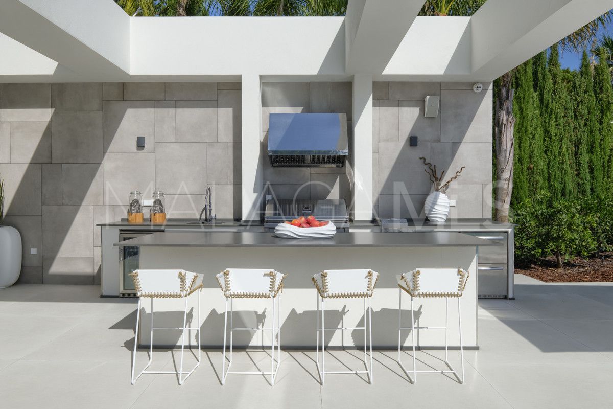9 bedrooms villa in Nueva Andalucia for sale