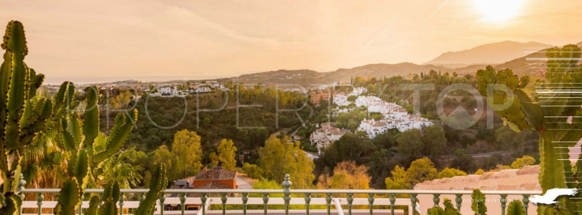 For sale penthouse in Benahavis with 5 bedrooms