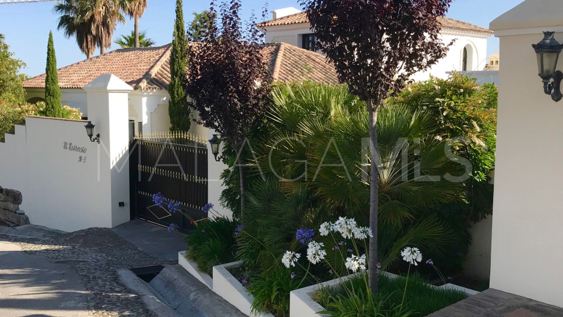 Villa for sale in Benahavis