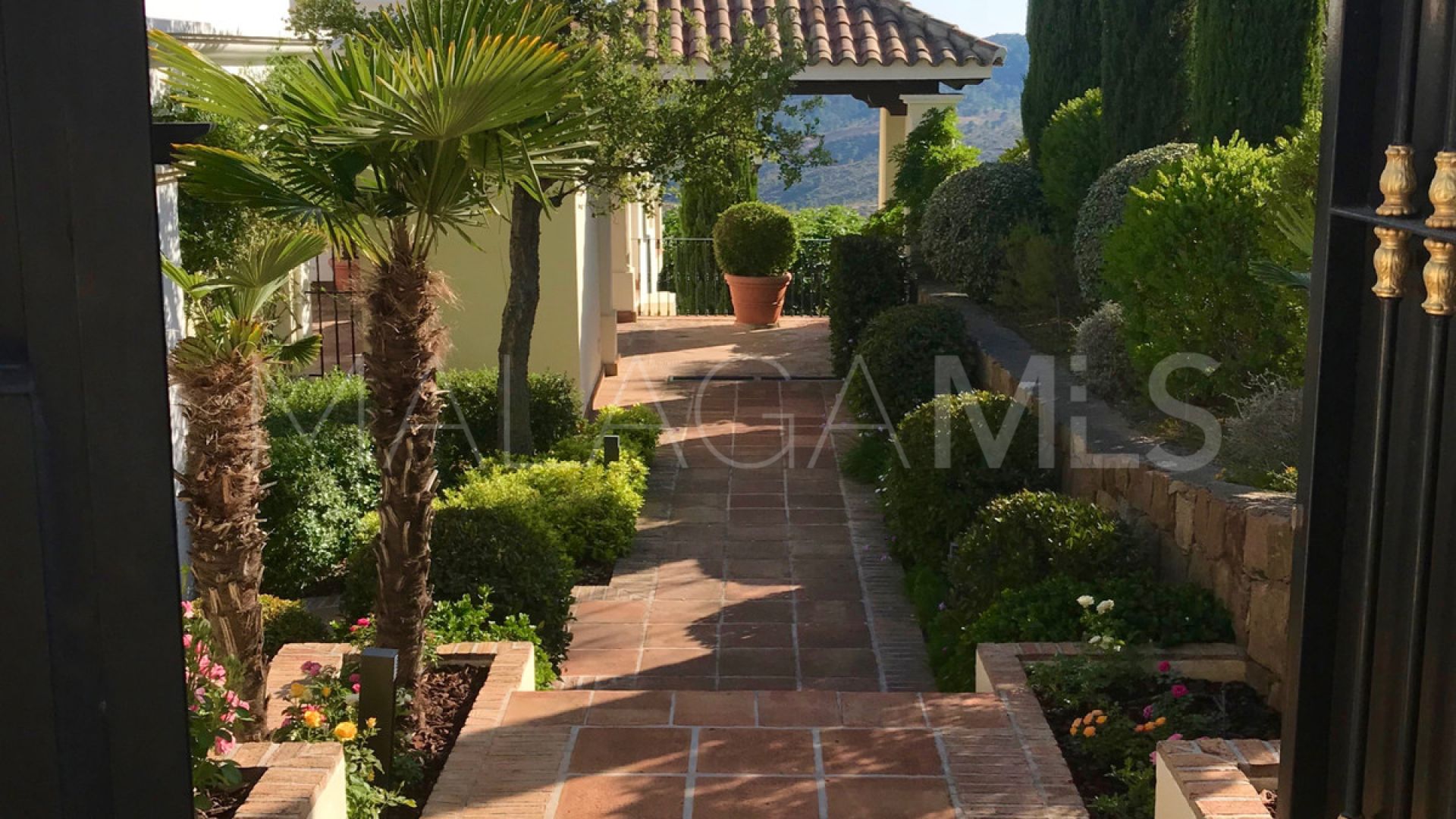 Villa for sale in Benahavis