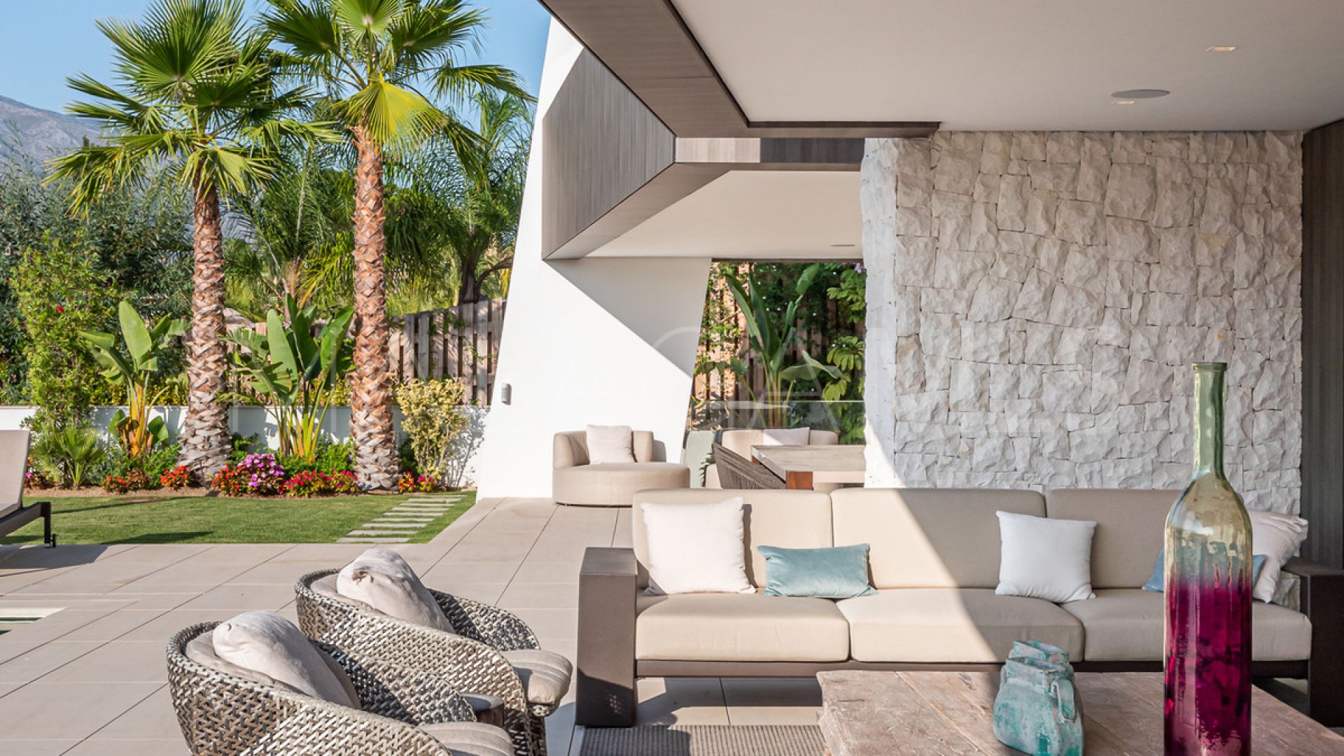 Villa for sale in Nueva Andalucia