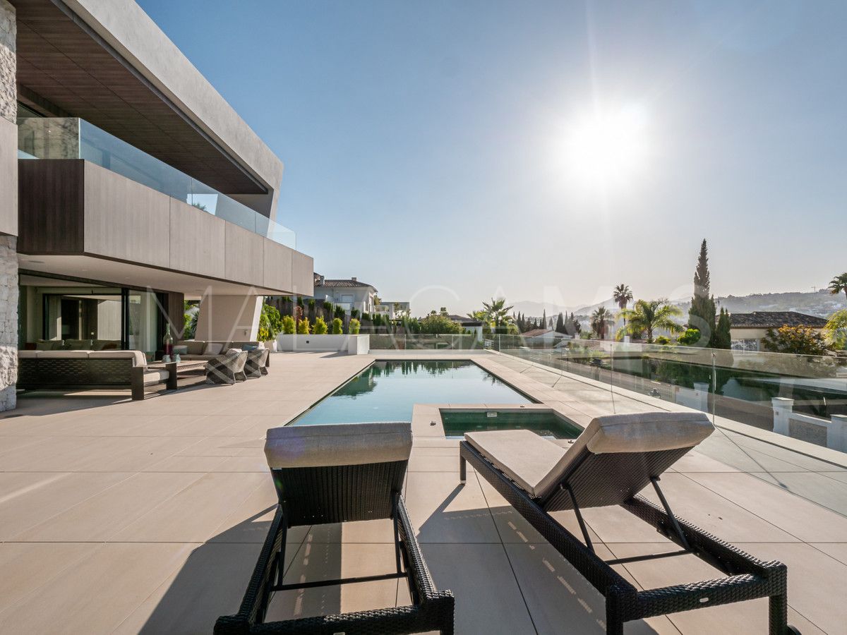 Villa for sale in Nueva Andalucia