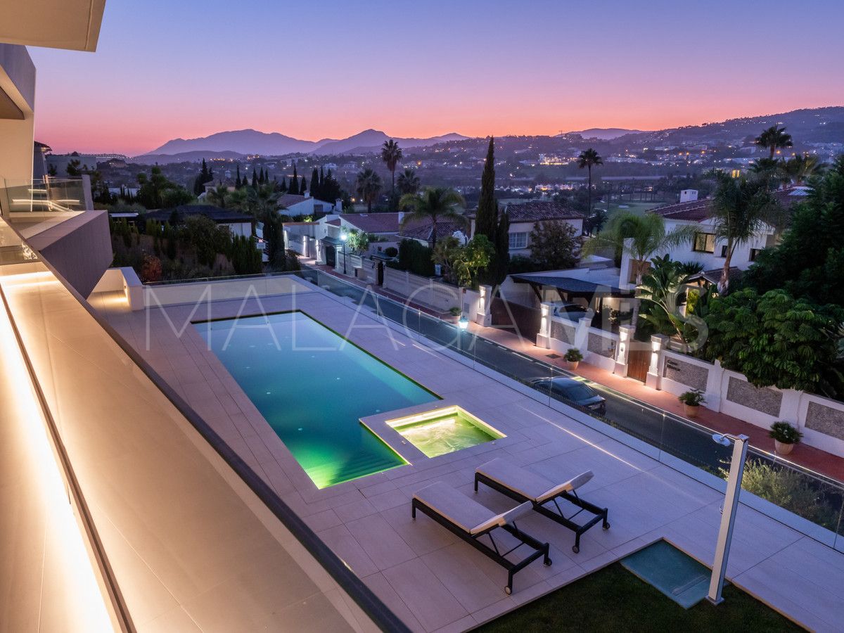 Villa for sale in Nueva Andalucia
