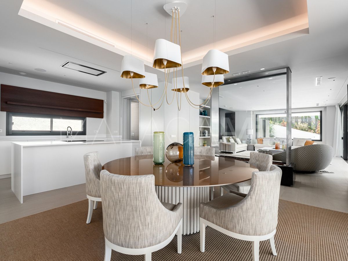 Villa for sale in Nueva Andalucia