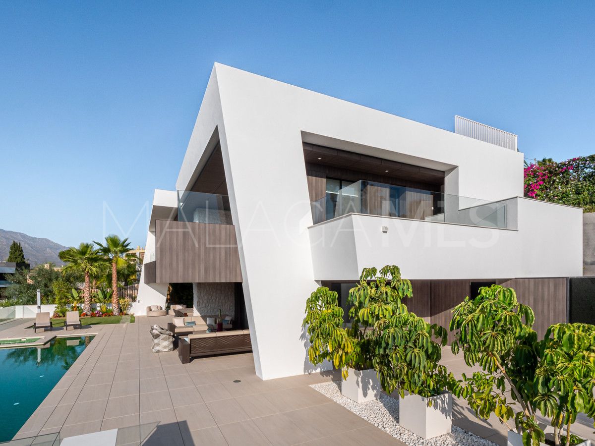 Villa for sale in Nueva Andalucia