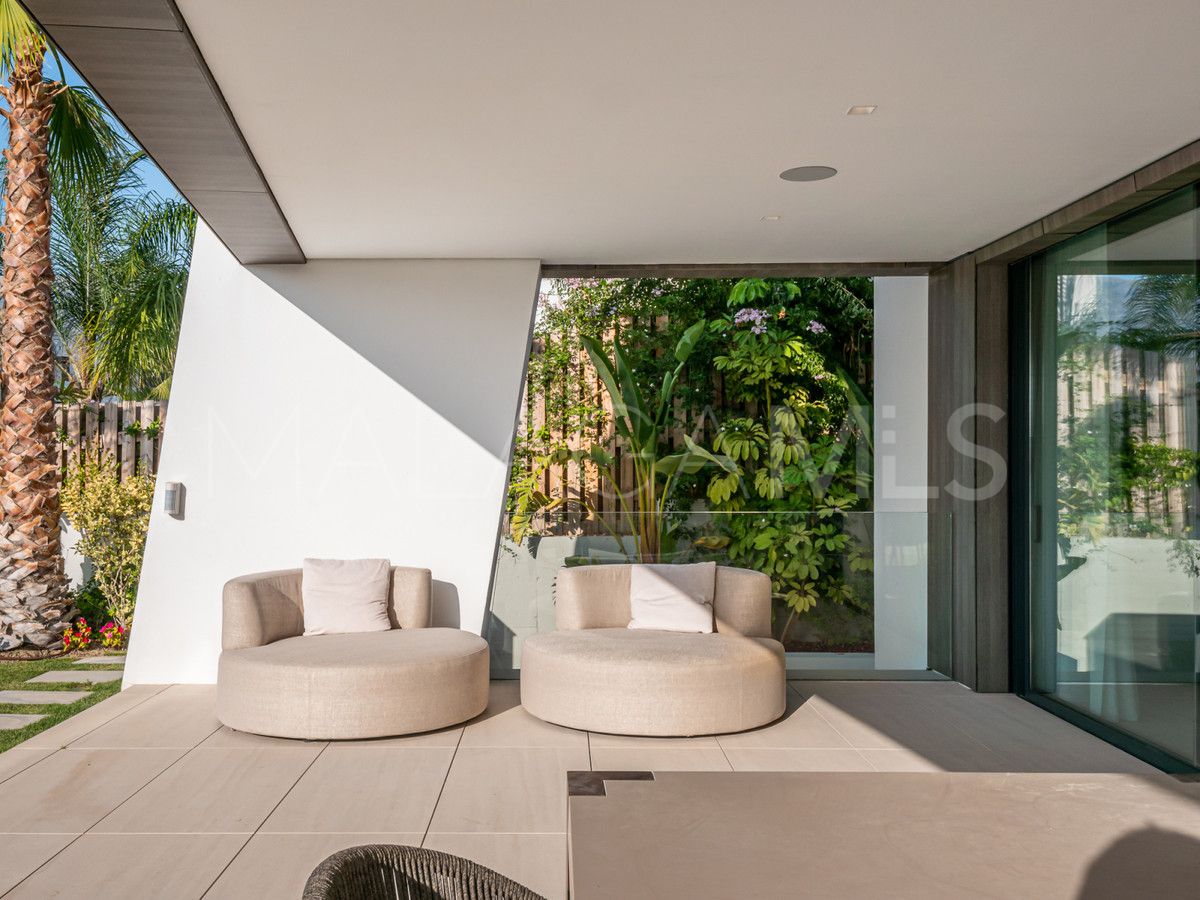 Villa for sale in Nueva Andalucia