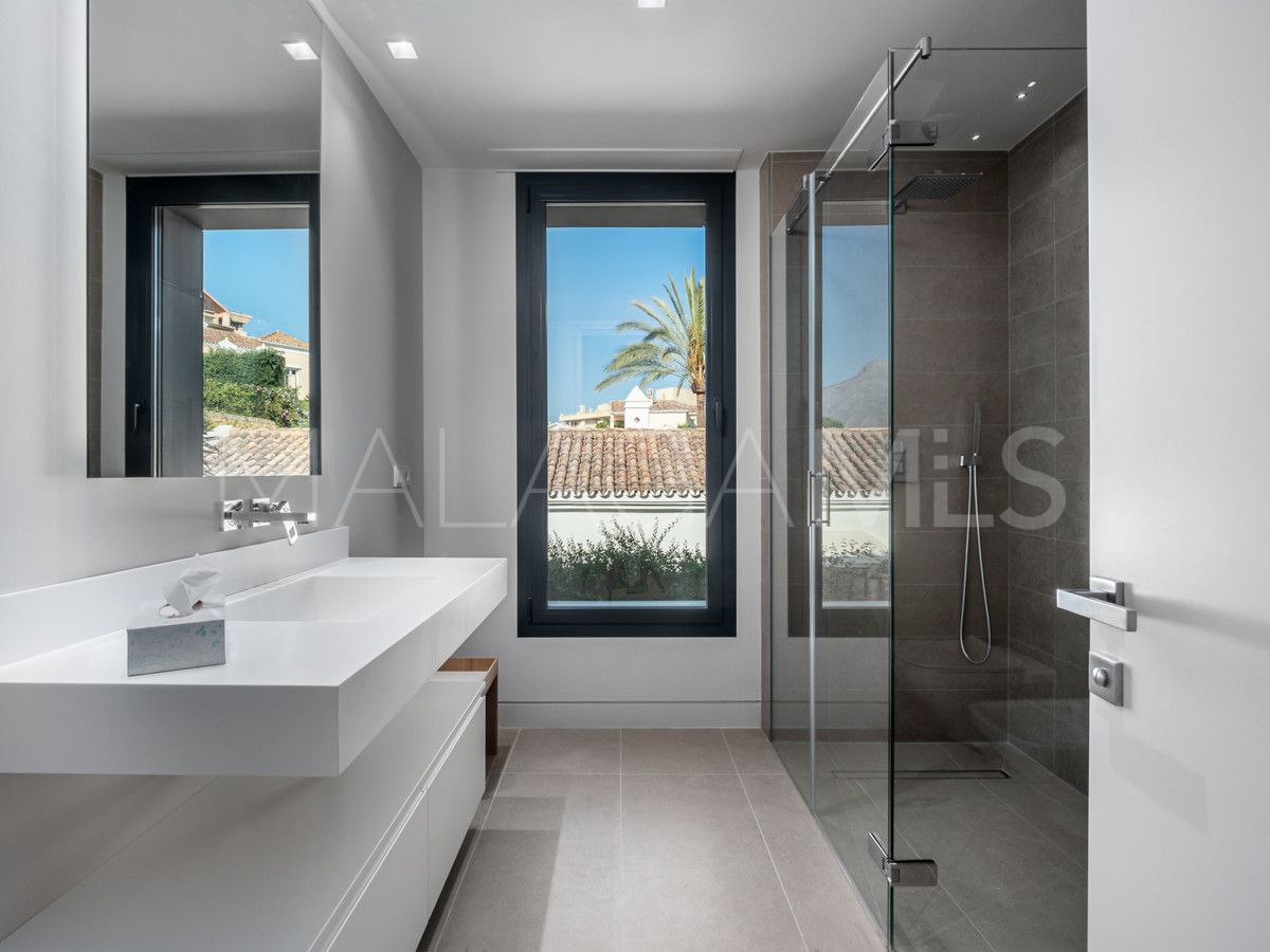 Villa for sale in Nueva Andalucia