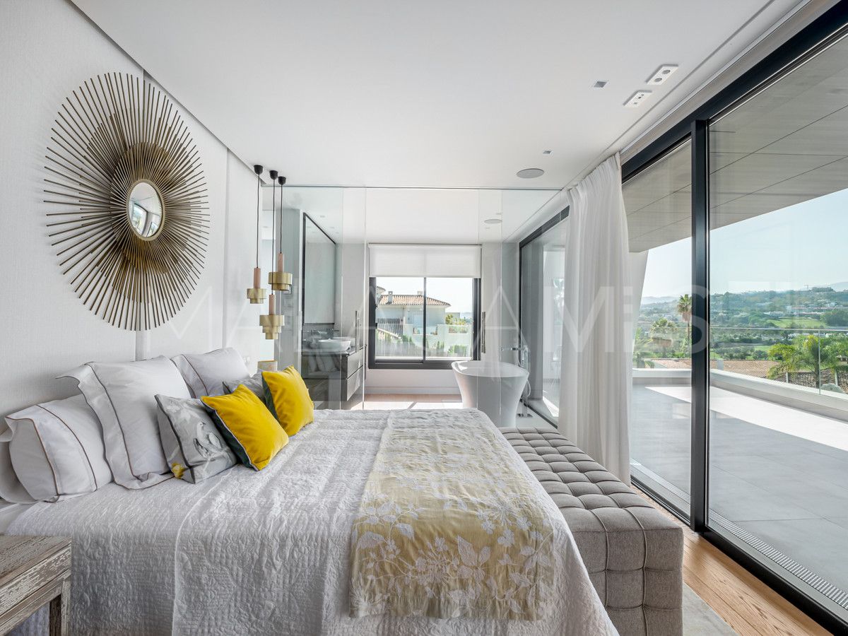Villa for sale in Nueva Andalucia