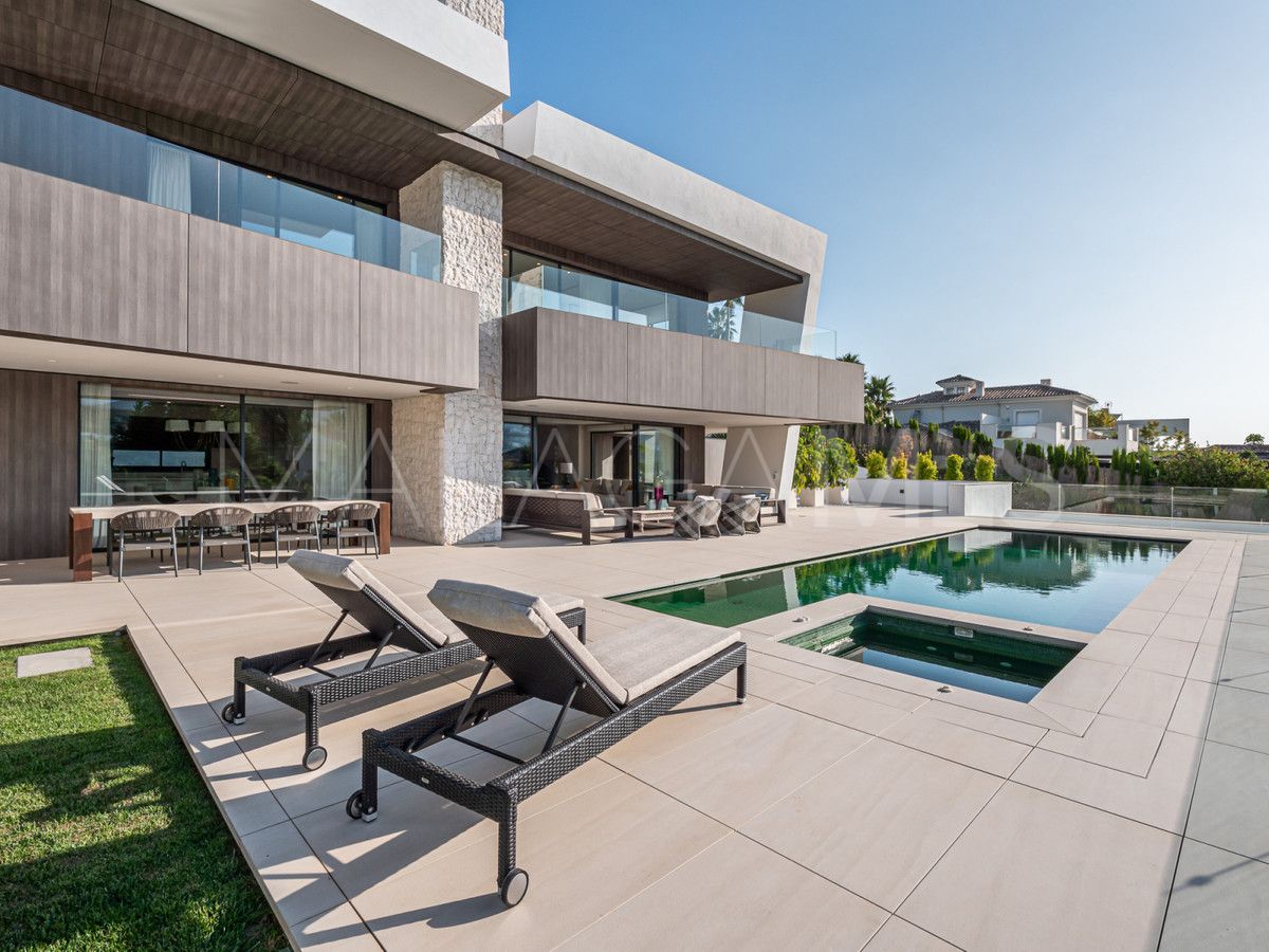Villa for sale in Nueva Andalucia