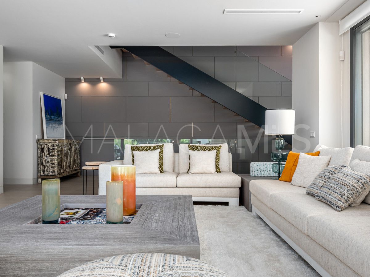 Villa for sale in Nueva Andalucia