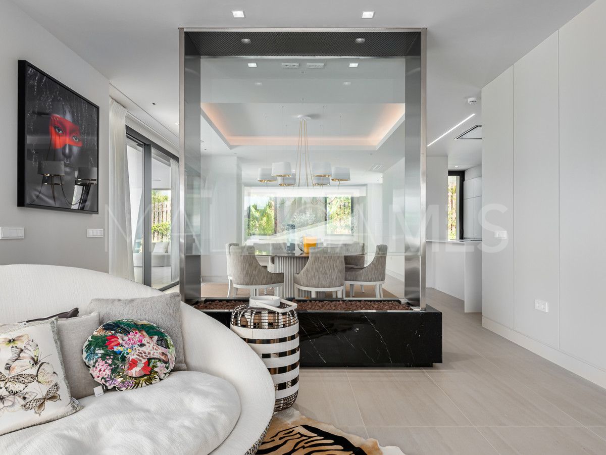 Villa for sale in Nueva Andalucia