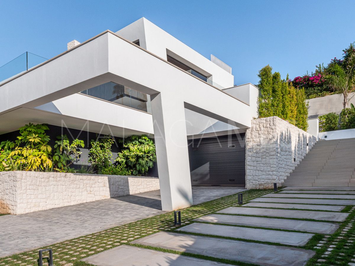 Villa for sale in Nueva Andalucia