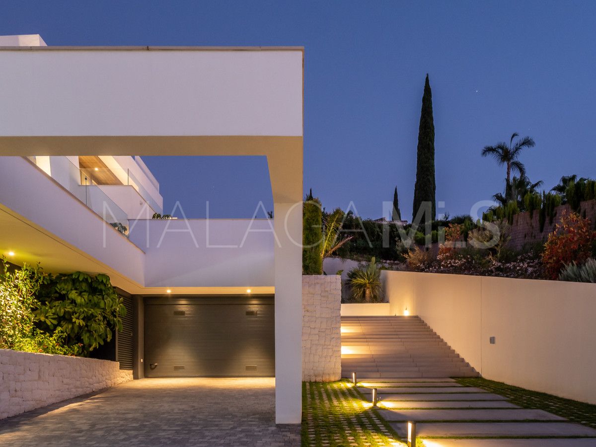 Villa for sale in Nueva Andalucia