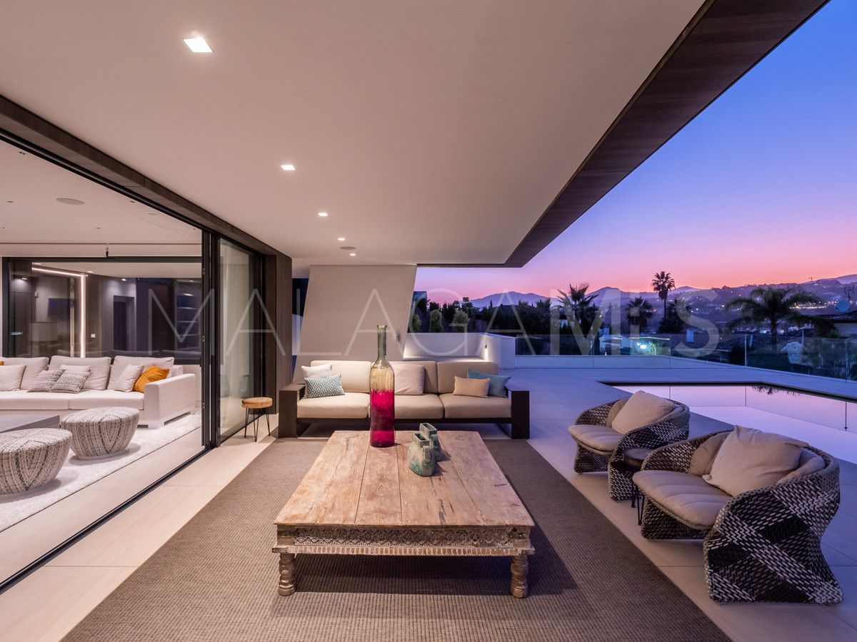 Villa for sale in Nueva Andalucia