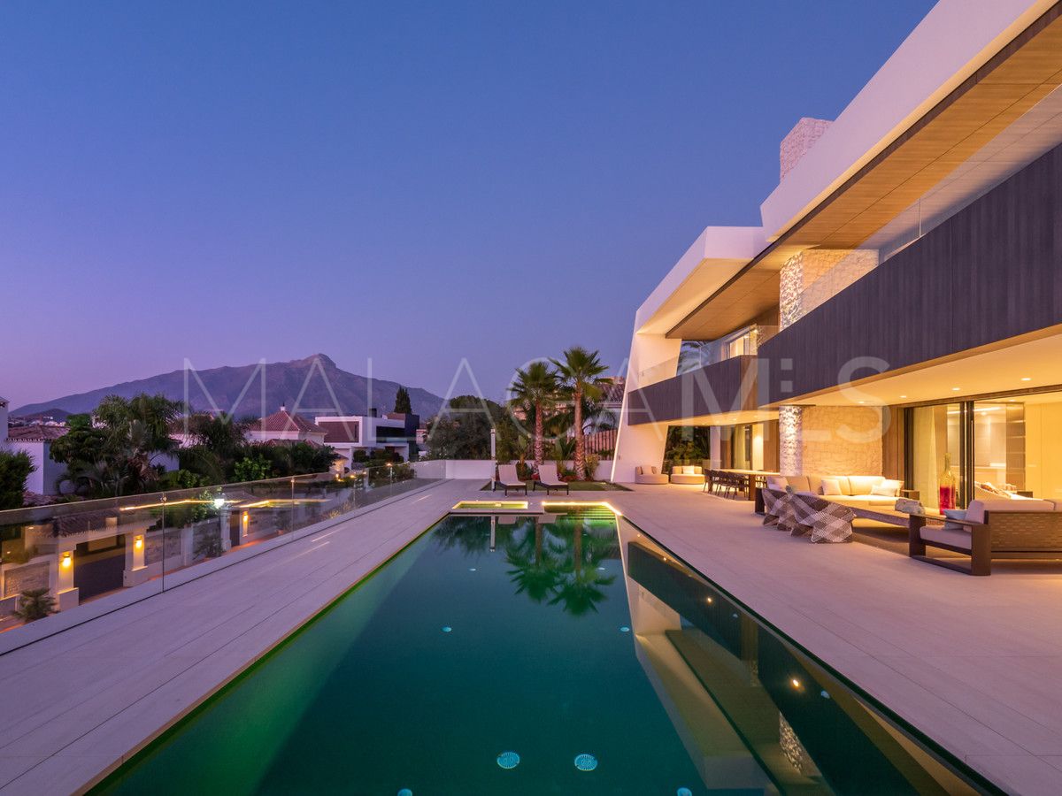 Villa for sale in Nueva Andalucia