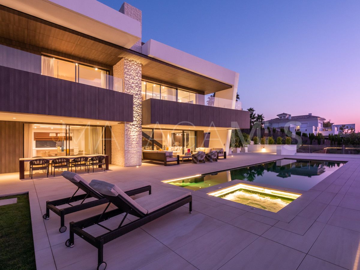 Villa for sale in Nueva Andalucia