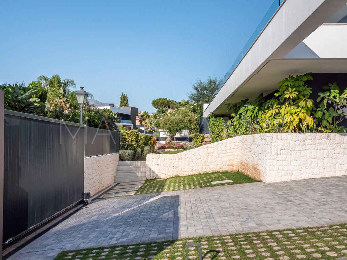 Villa for sale in Nueva Andalucia