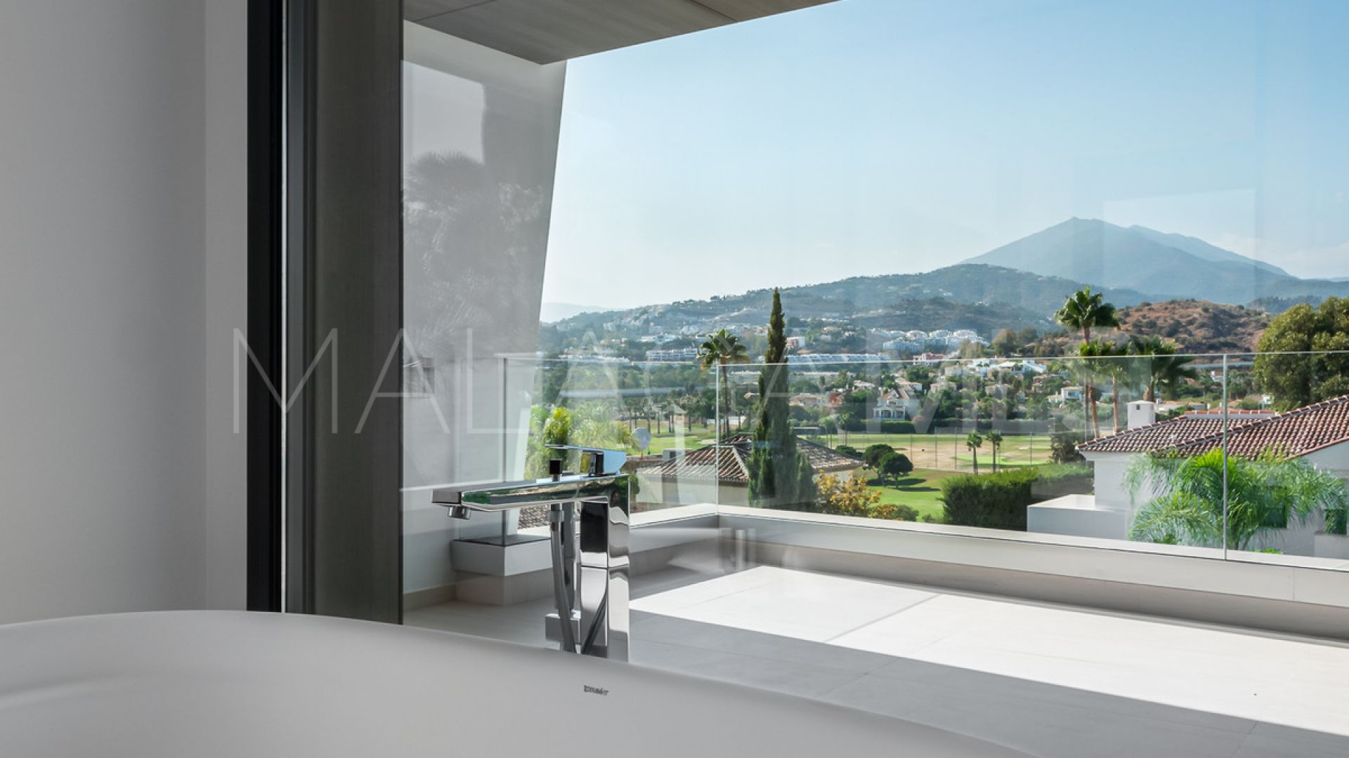 Villa for sale in Nueva Andalucia