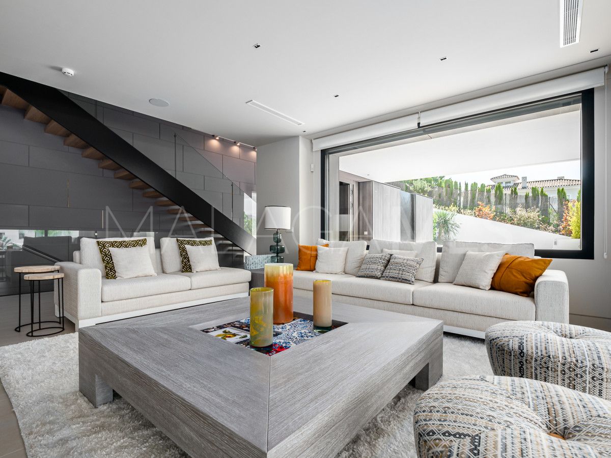 Villa for sale in Nueva Andalucia