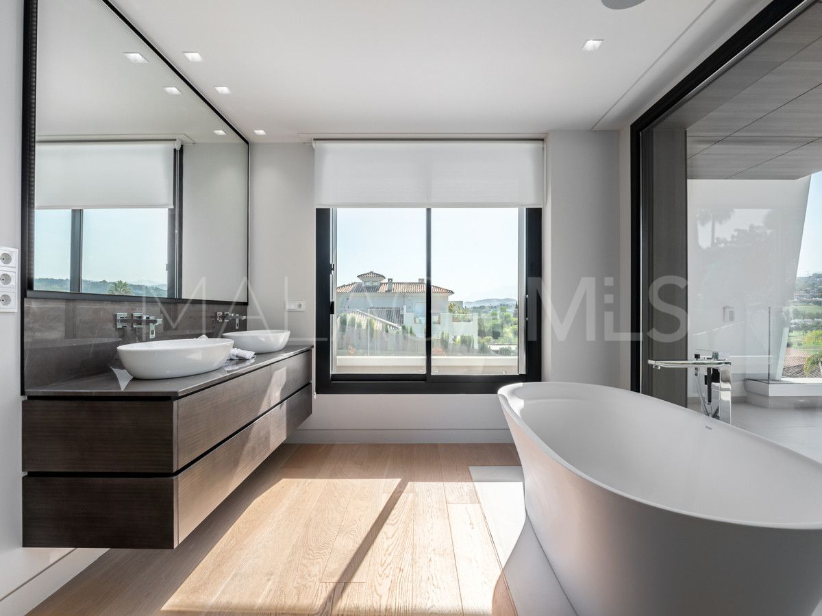 Villa for sale in Nueva Andalucia