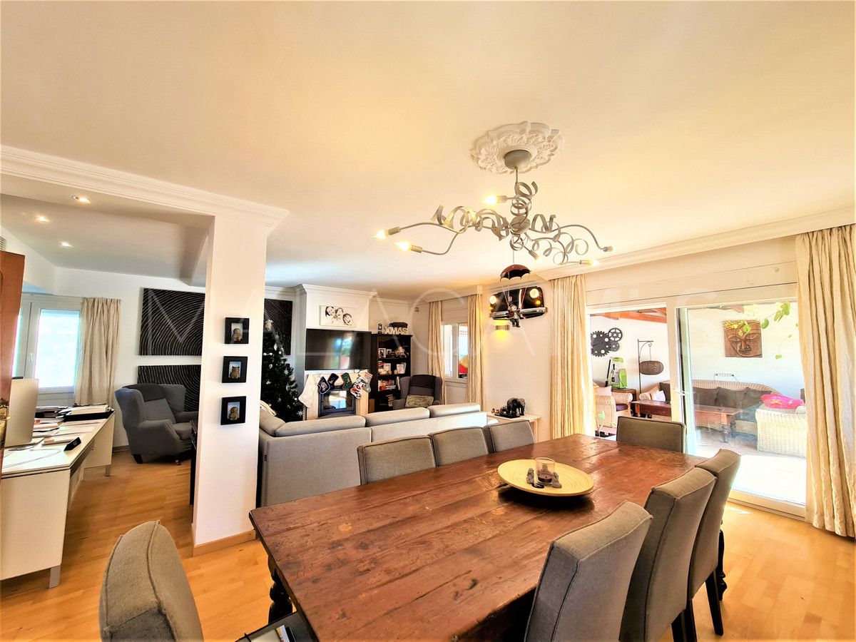 Villa for sale in Nueva Andalucia