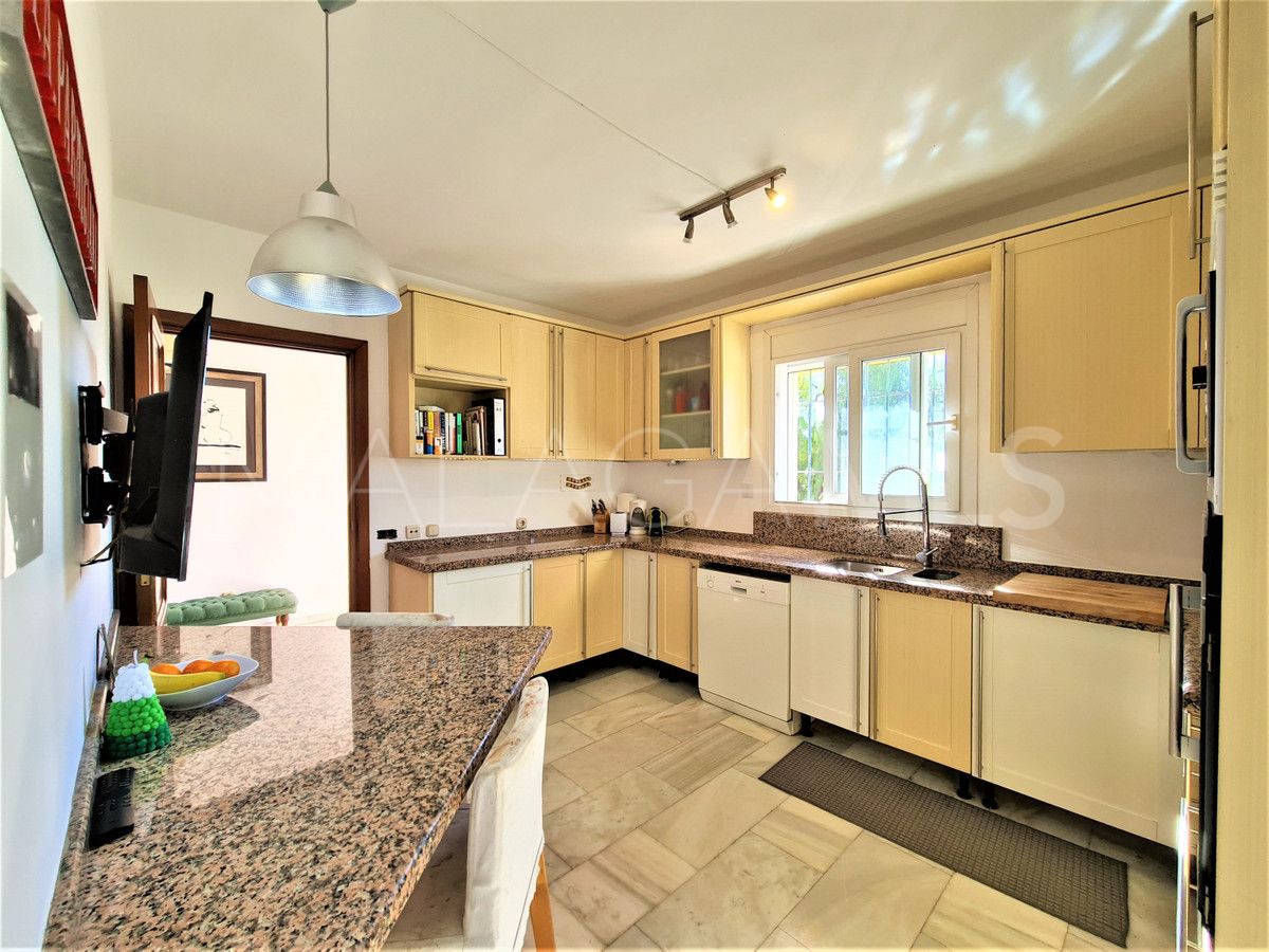 Villa for sale in Nueva Andalucia
