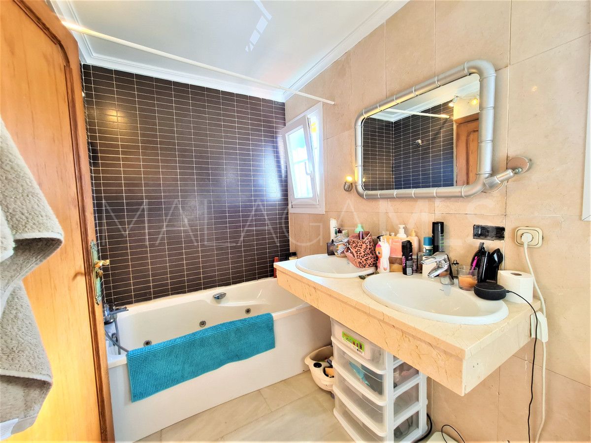 Villa for sale in Nueva Andalucia