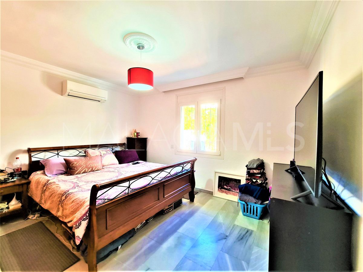 Villa for sale in Nueva Andalucia